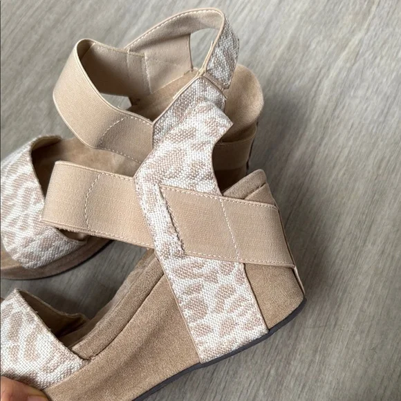 Pierre Dumas Tan Sandals Size 6.5/ 8 cm height - Picture 5 of 8